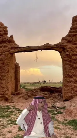 طار الكرى.. عن موق عيني.. وفرا فزّيت من نومي.. طرى لي طواري وأبديت من جاش الحشا.. ما تدرا واسهرت من حولي.. بكثر الهذاري خط لفاني.. زاد قلبي بحرا من شاكي.. ضيم النيا، والعزاري سر يا قلم.. واكتب.. على ما تورا أزكى سلام.. لابن عمي.. مشاري شيخ.. على درب الشجاعة.. مضرا من لابة.. يوم الملاقي.. ضواري ياما اسهرنا.. حاكم ما يطرا واليوم.. دنيا ضاع فيها افتكاري اشكي لمن.. يبكي له الجود.. طرا ضراب هامات العدى.. ما يداري يا حيف.. يا خطو الشجاع المضرا في مصر.. مملوك.. لحمر العتاري من الزاد.. غاد له.. سنام، وسرًا من الذل.. شبعان.. ومن العز.. عاري وش عاد.. لو تلبس.. حرير يجرا ومتوج.. تاج الذهب.. بالزراري دنياك.. يابن العم.. هذي مغرا ولا خير في دنيا.. توري النكاري تسقيك حلو.. ثم . تسقيك مرا ولذاتها.. بين البرايا عواري إكفخ بجنحان السعد.. لا تدرا فالعمر.. ما ياقاه.. كثر المداري ما في يد المخلوق.. نفع وضرا ما قد الباري.. على العبد جاري واسلم.. وسلم لي.. على من تورا واذكر لهم حالي.. وما كان جاري إن سايلوا عني.. فحالي تسرا قبقب شراع العز.. لو كنت داري يوم أن كل.. من خويه تبرا حطيت الأجرب.. لي خوي مباري نعم الرفيق.. اليا سطا.. ثم جرا يودع مناعير النشامى.. حبارى رميت عني برقع الذل.. برا ولا خير.. فيمن.. لا يدوس المحاري يبقى الفخر.. وأنا بقبري معرا وافعال 