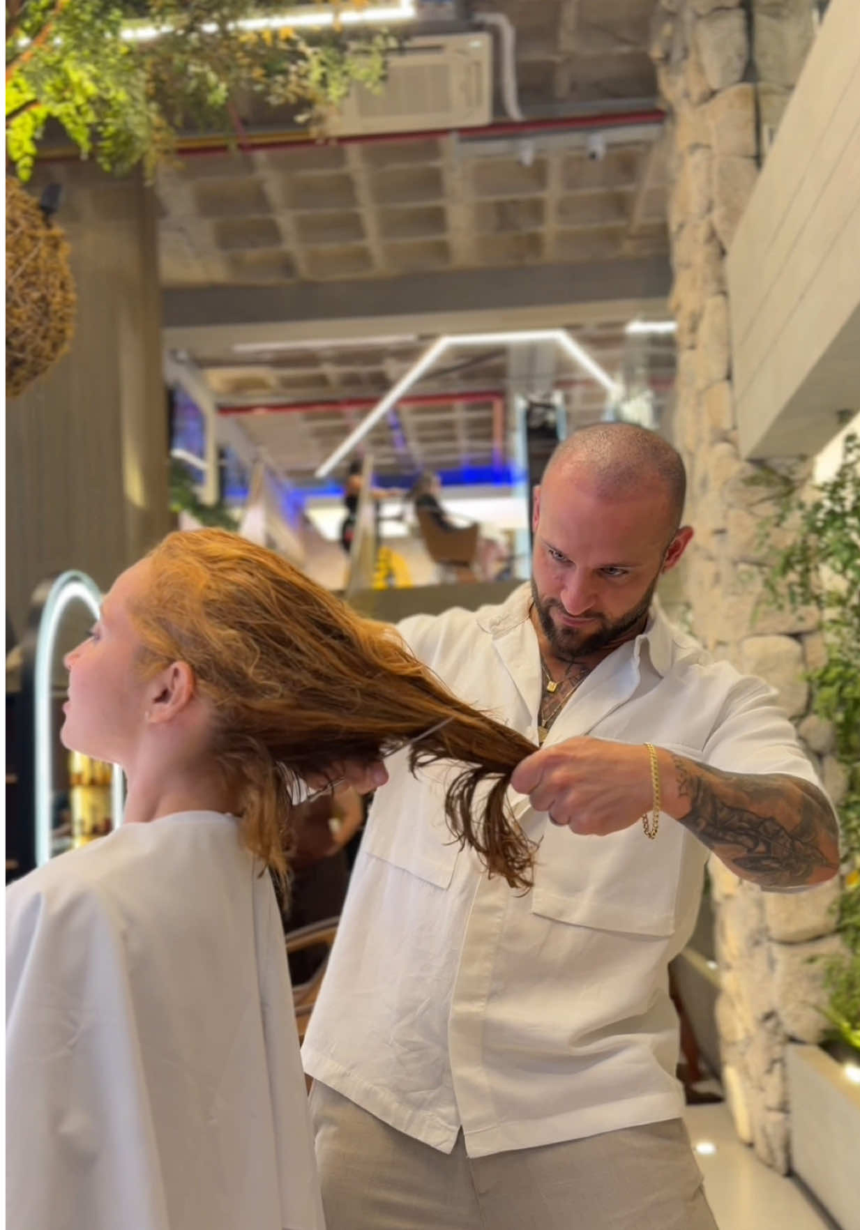 Transformar não é mudar quem você é, é revelar o que sempre esteve aí só esperando um olhar certo. ❤️ Marca aquela amiga cacheada que ainda não acredita no poder dos próprios cachos! 💇🏼‍♀️ #cortefeminino #cabelocurto #visagismo #cachosperfeitos #hairtransformation 