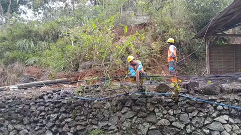 bencana tanah longsor di ds pule mengakibatkan dua ting listrik tumbang 