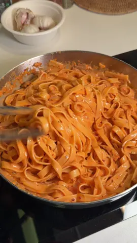 Pasta cremosa? Sí por favor! Tienes que intentar esta recetonga 😋🦄 es muy fácil y rápida. Ingredientes: 250g de pasta 1 Cebolla 2 dientes de Ajo 2 cdas Pasta o puré concentrado de tomate  1 taza Crema de leche Condimentos: Sal, pimienta, paprika, pimienta roja y oreganitooooo