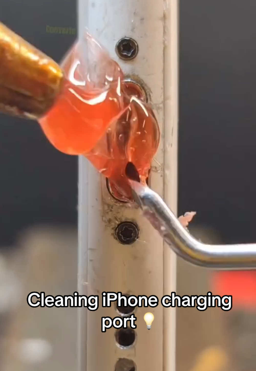 I’m gonna try this 🤯 #iphone #LifeHack #charger #clean #asmr 