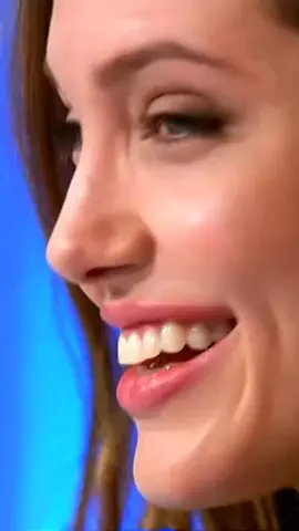 سألتها .. لية البحر ساكن عيونك ؟! جاوبتني .. للغرق سألتها .. ليه السواد اللي في عيونك ؟! جاوبتني .. للأرق سألتها، ليه رقتك مثل النسايم والورود ؟ قالت لي لايمكن أرق سألتها، عن حسنها كانه يقول ما لألم فيني حدود؟ قالت صدق،  #كاظم_الساهر #قيصر_الحب_الرومانسية_ #نزار_قباني #انوثه_طاغيه 