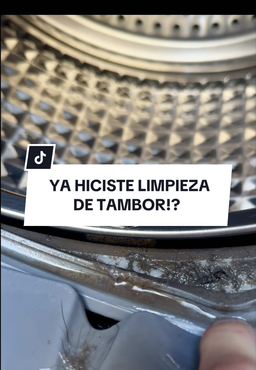 Tu equipo tiene el programa de “Limpieza de Tambor”?🤔 Si no lo tiene, este video es para vos! Tené en cuenta 👉🏻 Las buenas prácticas ayudan a cuidar tu equipo y que dure más. Entre ellas: ✔️Usar jabón líquido ✔️Evitar suavizante o diluirlo con agua o vinagre de alcohol ✔️Hacer limpieza de tambor cada determinado tiempo 🤔Sabías que la mayoría de los equipos calientan el agua así sólo tengas conexión a agua fría? Yo no lo sabía! 🙈 Cuando me mudé por primera vez hace más de 10 años compré un lavarropas sencillo que me achicaba las prendas y no entendía por qué. Era porque siempre dejé la configuración en 40 grados pensando que sólo usaba agua fría. Pero el equipo la calentaba! Una vez acerqué la mano y sentí el calor 🔥 🤭 Si esta info te sirvió, entonces ponela en práctica y mandásela a esa persona que te lo va a agradecer! 🙏🏻🤍 #casa #limpieza #limpiezaprofunda #hacks #lavarropas 
