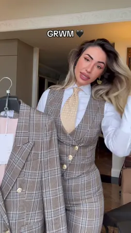 GRWM 🥹🤩😎 #newopening #tailleur #laurea #tailleurfemme #laureamagistrale 