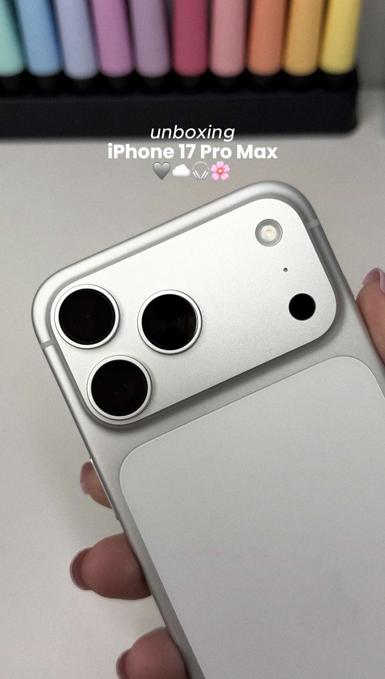iPhone 17 Pro Max Silver 🤍 ainda mais lindo pessoalmente! 🥹 #iphone17promax #iphone #apple #fy #fyp 