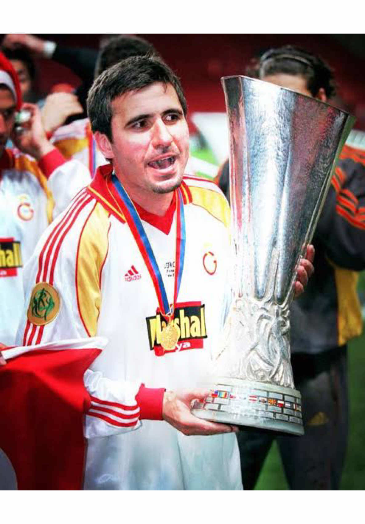 Doğum: 5 Şubat 1965 (60 yıl yaşında), Sacele, Romanya Katılma tarihleri: 1996 (Galatasaray), 1994 (Barcelona), 1992 (Brescia Calcio), 1990 (Real Madrid CF) · Daha fazla göster Çalıştırdığı takımlar: Farul Constanța (Menajer, şu tarihten beri: 2021) · Daha fazla göster Numara: 10 (Galatasaray / Orta Saha), 10 (Barcelona), 10 (FCSB / Orta Saha) Çocukları: Ianis Hagi, Kira Hagi Pozisyon: Orta Saha Ayakkabı numarası: 39