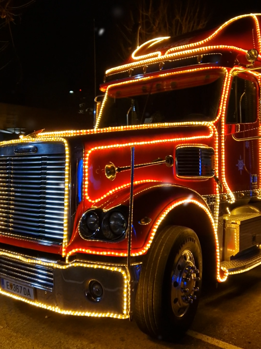 Hier hält der Coca-Cola Weihnachtstruck: Montag, 17.11.: INTERSPAR, Messestraße 2, 6850 Dornbirn Dienstag, 18.11.: BILLA PLUS, Siemensstraße 39, 6063 Rum Mittwoch 19.11.: BILLA PLUS, Raitfeldsraße 7, 5280 Braunau am Inn Donnerstag, 20.11.: MAXIMARKT, Robert Kunz-Straße 4. A, 4840 Vöcklabruck Freitag, 21.11.: LIDL, Druckereistraße 40, 4810 Gmunden Samstag, 22.11.: Penny Markt, Andre Freyskorn Straße 3, 3910 Zwettl Dienstag, 25.11.: LIDL, Triester Straße 256, 1230 Wien* Mittwoch, 26.11.: EUROSPAR, Intro Park Einkaufszentrum 1, 7011 Siegendorf Donnerstag 27.11.: HOFER, Bauhausstraße 3, 2721 Bad Fischau Freitag, 28.11.: HOFER, Körmenderstraße 25, 8280 Fürstenfeld* Dienstag, 2.12.: BILLA PLUS, Am Vorum, Innovationspark 3, 8570 Voitsberg Mittwoch, 3.12.: LIDL, Frauentaler Straße 73, 8530 Deutschlandsberg* Donnerstag, 4.12.: BILLA PLUS, Südpark 1, 9020 Klagenfurt am Wörthersee Freitag, 5.12.: HOFER, Ackerwerg 1, 9500 Villach Samstag, 6.12.: Hauptplatz Schladming – Ski Opening** Dienstag, 9.12.: Weihnachtsdorf im Prater** Mittwoch, 10.12.: Huma Eleven / SPAR, Landwehrstraße 6, 1110 Wien* Donnerstag, 11.12.: INTERSPAR, Hüttendorf 189, 2130 Mistelbach Freitag, 12.12.: BILLA PLUS, G3 Platz 1, 2201 Gerasdorf bei Wien* Samstag, 13.12.: Festspielgelände 1/Seebühne, 7072 Mörbisch am See** Montag, 15.12.: Der Mann, Perfektastraße 100, 1230 Wien Dienstag, 16.12.: EUROSPAR, Volkfsfestplatz 2, 3250 Wieselburg Donnerstag, 18.12.: BILLA PLUS, Swatoschgasse 3, 1110 Wien* * Stopps mit Ronald McDonald Kinderhilfe ** Stopps mit erweitertem Weihnachtsdorf 16:00 Uhr: Eröffnung des Weihnachtsdorfs 17:00 Uhr: Einfahrt des Coca-Cola Weihnachtstrucks 20:00 Uhr: Ende der Veranstaltung #cocacolaweihnachtstruck #christmastruck #christmastrucktour #cocacola #truck #tour2025 #österreich 