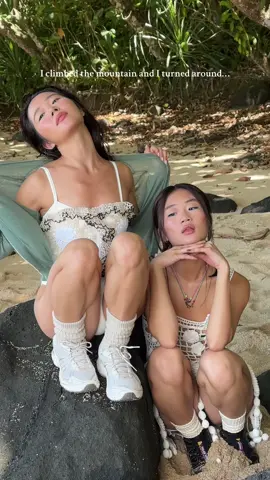 why do we act the same since birth🤣🤣🤣🤣 also now I’m taller hah @Evelyn Ha 