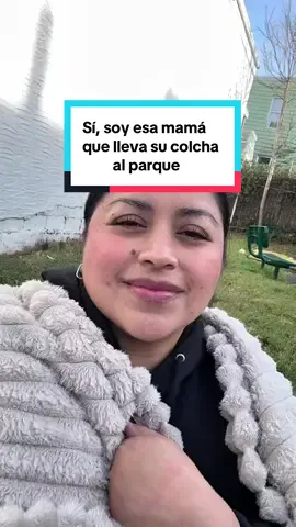 Mientras mi hija juega, yo me abrigo con mi colcha viral Hay diferentes colores y tamaños 🛒🛍️ Aprovecha que viene con envío gratis  #tiktokshopblackfriday #colchas #blanket #tiktokshopfinds 