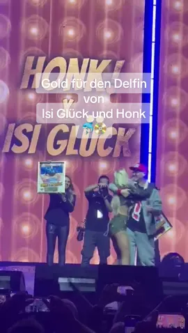 @Isi Glück und @HONK! Bekommen bei Isi‘s erstem großen Konzert Gold für den Delfin 🐬📀 -HERZLICHEN GLÜCKWUNSCH 😍 #ballermannradio #ballermann #isiglück #honk #delfin 