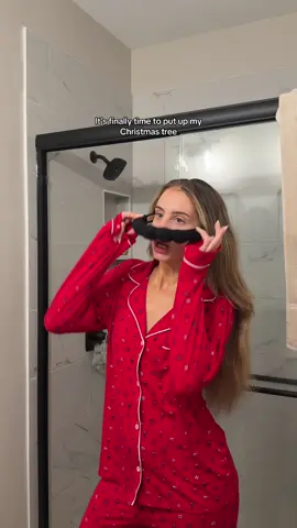 I’m so glad I went ahead and put it up bc the vibes are IMMACULATE 🎄🎄 🎅🏼🎅🏼 @Clarins USA #clarinspartner 