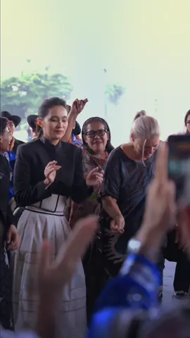 Pernah lihat kain yang bisa berbicara? 👀 Di Maluku Utara, setiap helai tenun Ternate dan Tidore bukan sekadar kain - tapi cerita tentang laut, burung, cengkeh dan tangan-tangan perempuan tangguh yang menenunnya dengan cinta 🧶✨ Hari ini, di Taman Mini Indonesia, kami rayakan warisan yang hidup: budaya, sejarah, dan jiwa Maluku Utara yang penuh warna. Dari tarian tradisi, musik daerah, hingga kuliner bambu yang menggugah rasa; semuanya bercerita tentang negeri rempah yang sejak berabad lalu menjadi simpul pertemuan dunia 🌍 Kami bangga, karena keindahan ini tak lahir sendiri. 🙏 Terima kasih kepada Perwkilan Bank Indonesia Maluku Utara, yang tak hanya hadir sebagai mitra, tapi juga membina komunitas perempuan penenun Ternate dan Tidore - menjaga warisan, menguatkan ekonomi keluarga, dan membuktikan bahwa budaya bisa hidup berdampingan dengan pemberdayaan. Bersama para sahabat dari Austria, Spanyol, Bosnia, Ketua DPRD Malut, Ketua Dekranasda Malut, Direktur TMII, Mba Christine Hakim dan komunitas diaspora, kami membawa pesan sederhana namun dalam: 💬 Hidup dalam harmoni, menghargai perbedaan, dan berbagi dalam kasih. Karena keindahan Maluku Utara bukan hanya tentang alamnya, tapi tentang cara warganya hidup dalam damai, dalam kebersamaan, dan dalam kasih. ❤️ 👘 Tailored by @wilsenwillimofficial  #gubsherly #malukuutara #tenuntidore 