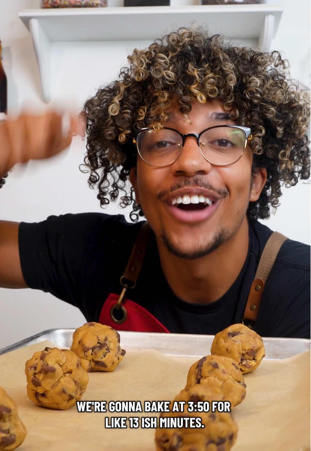 Brown Butter Chocolate Cookies 🤤 3/4 Cup salted butter (unsalted butter will work too) 1 Cup packed light brown sugar 2 Tablespoons granulated white sugar 1 Large egg + 1 egg yolk at room temperature 2 teaspoons vanilla extract 2 Cups all-purpose flour 2 teaspoons cornstarch 1 teaspoon baking soda 1/2 teaspoon salt 1/2 cup semi-sweet chocolate bar chopped 1/2 cup milk chocolate chips Flaky sea salt for sprinkling.   #cookies #brownbuttercookie 