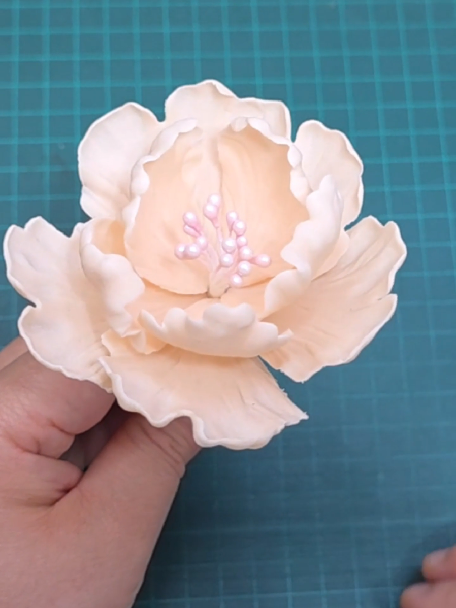 🎬 Este es solo un adelanto del contenido exclusivo que comparto con los miembros del canal 💛 Si te gusta el fondant y la pasta de goma y quieres aprender tips y figuras paso a paso, únete a la membresía Nivel Fondant Pro 🍰✨ 👉 Entra a mi canal y haz clic en “Unirse” para acceder a todo el contenido exclusivo. #Fondant #sugarflowers  #MatibelCreaciones #floresdeazucar  #FigurasEnFondant