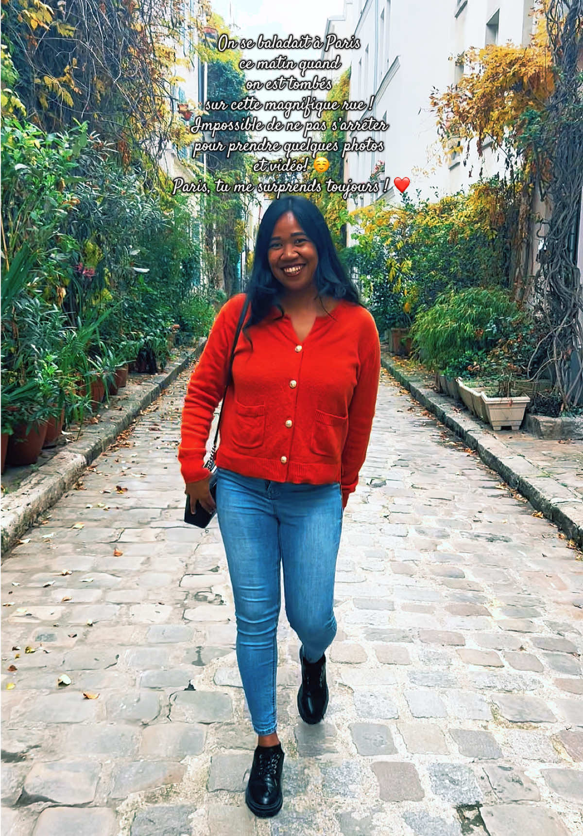 On se baladait à Paris ce matin quand on est tombés sur cette magnifique rue ! Impossible de ne pas s’arrêter pour prendre quelques photos et vidéos ! ☺️ Paris, tu me surprends toujours ! ❤️ #parisiangirl #parisjetaime #parisvibes #pourtoii #baladeparis 