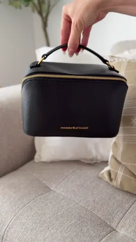 Am I obsessed or OBSESSED with this @medelaau Magic InBra 😍 this is the easiest pump I have ever used! It attaches so easy, fits in your bra and there is no cords or cables hanging out 🍼 I love the app, it literally tracks everything for you and you can control the pumps through it. Even collecting the milk and cleaning them is a breeze. I honestly couldn’t recommend these more to anyone wanting to start their pumping journey or looking for more comfortable breast pump to use 😍