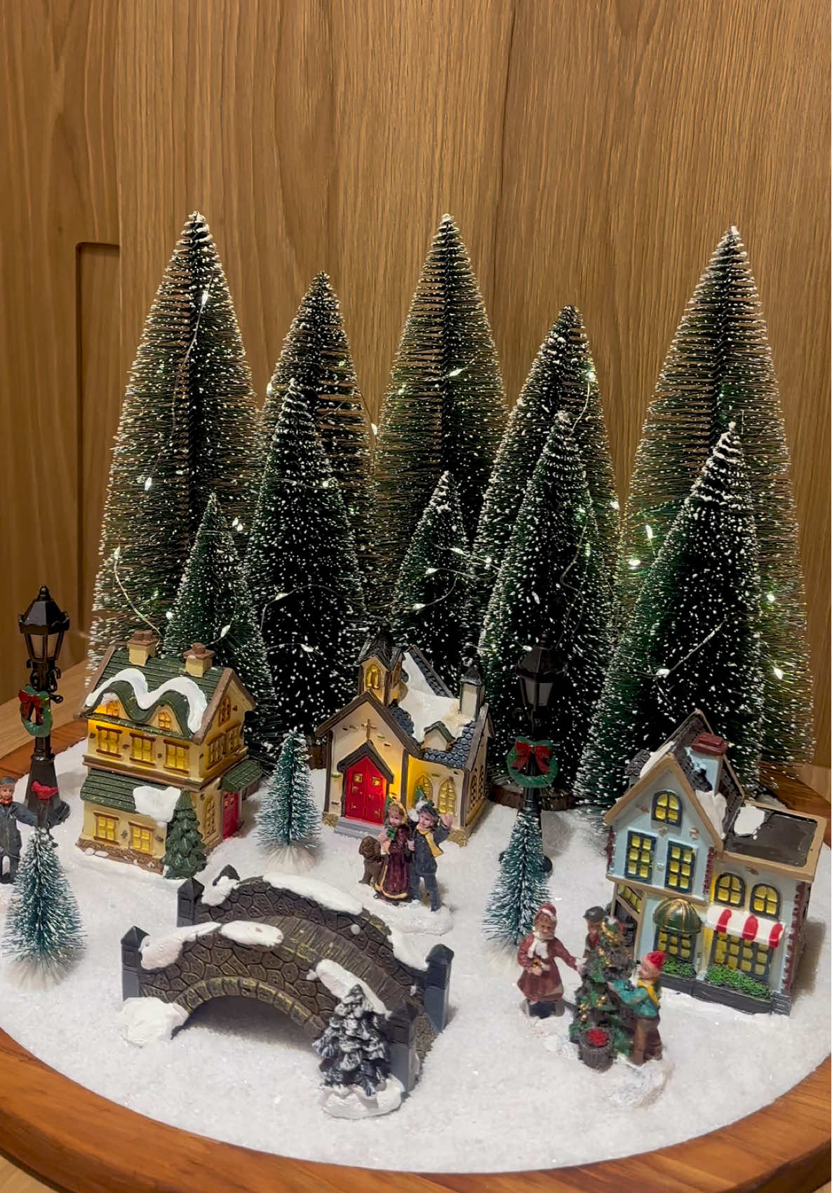 Minha pequena vila natalina! Entre luzes, neve e casinhas cheias de encanto, montei esse cenário que parece ter saído direto de um filme e o melhor: tudinho comprado na Shopee. São os pequenos detalhes que fazem a magia do Natal acontecer. ✨🎄 #natal #christmas #vilanatalina #christmasdecor #natal2025