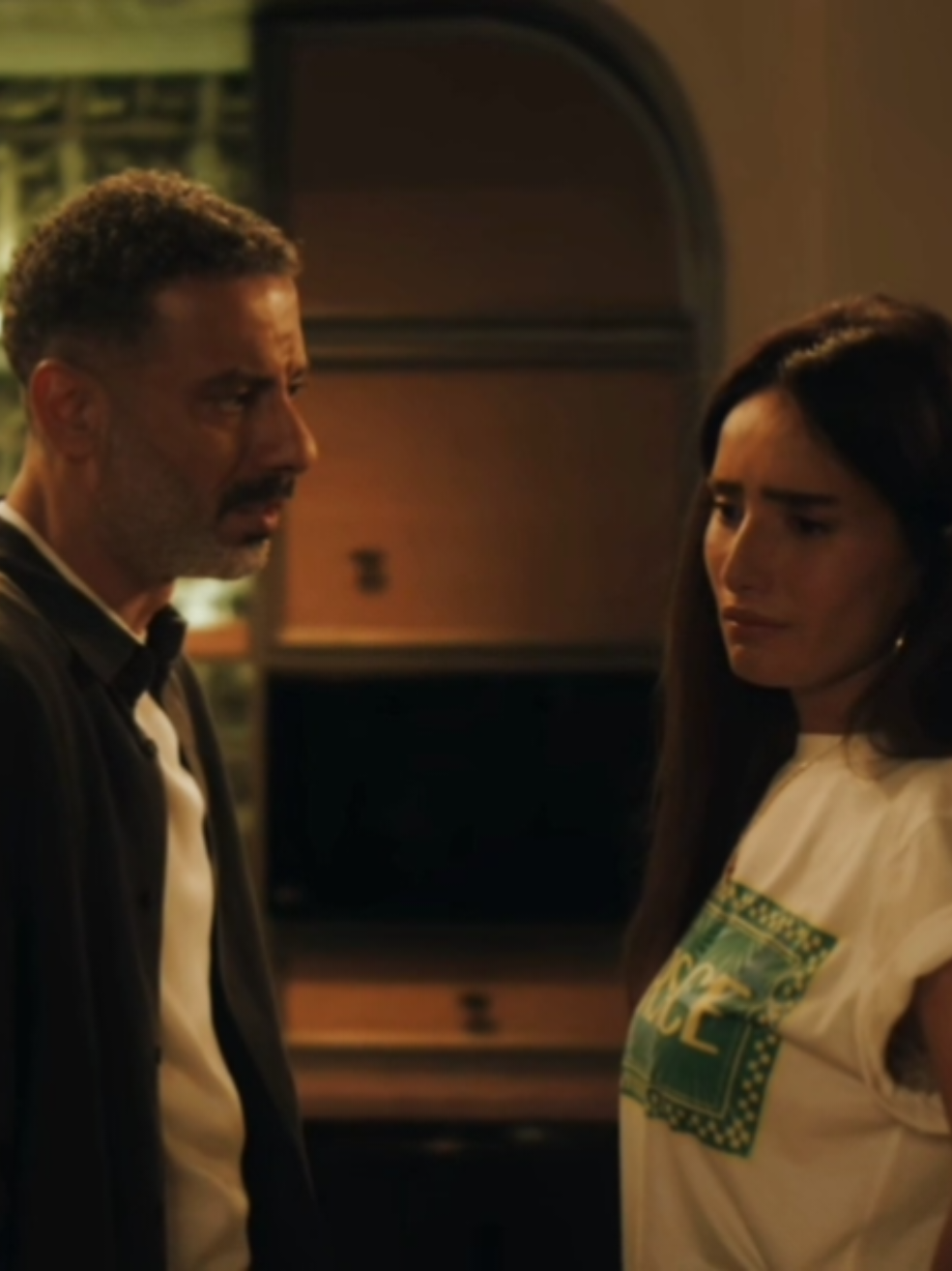 صلاح اجر اوضه لمروه عشان تقعد فيها بعد م شيرين جت لبنان وقعدت في الفندق اللي هم كانوا قاعدين فيي