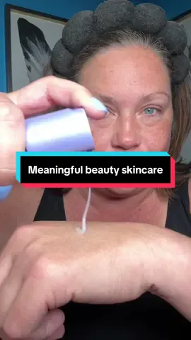 OK, I finally tried the Cindy Crawford skin care. Everyone talks about. This meaningful beauty, lifting and firming set has hyaluronic acid, peptides, and a melon antioxidants. My skin honestly feels more hydrated and bouncy. I’ve been using the cream de serum at night and the lifting treatment in the morning, and it’s been helping with texture and tightness around my jaw and eyes. #antiagingskincare #skincare #hyaluronicacidserum #firmingskincare #skincareduo 