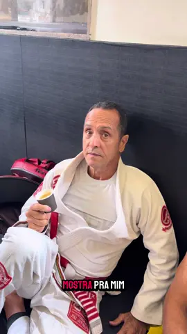 Posição do dia: raspagem da meia-guarda. ⠀ Entra o pé por baixo, cruza o outro por dentro e ameaça a panturrilha. A malandragem tá aí… enquanto ele pensa na perna presa, mata o braço e faz ponte pra raspar. 🥋#jiujitsu #jiujitsubrasil #posicoesjiujitsu #jiujitsulifestyle 