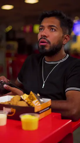 ¡Lo tomo pero me ofende muchísimo! 😤😅🍗 @Cuestión de hermanos  #humorderestaurante  #pollofrito #dondecomer  #viral #happyfry 