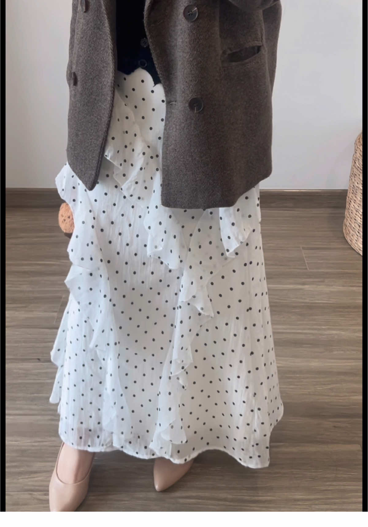 Blazer với chân váy quá trời xinh luôn #ngan_linen #chan_vay_cham_bi_beo