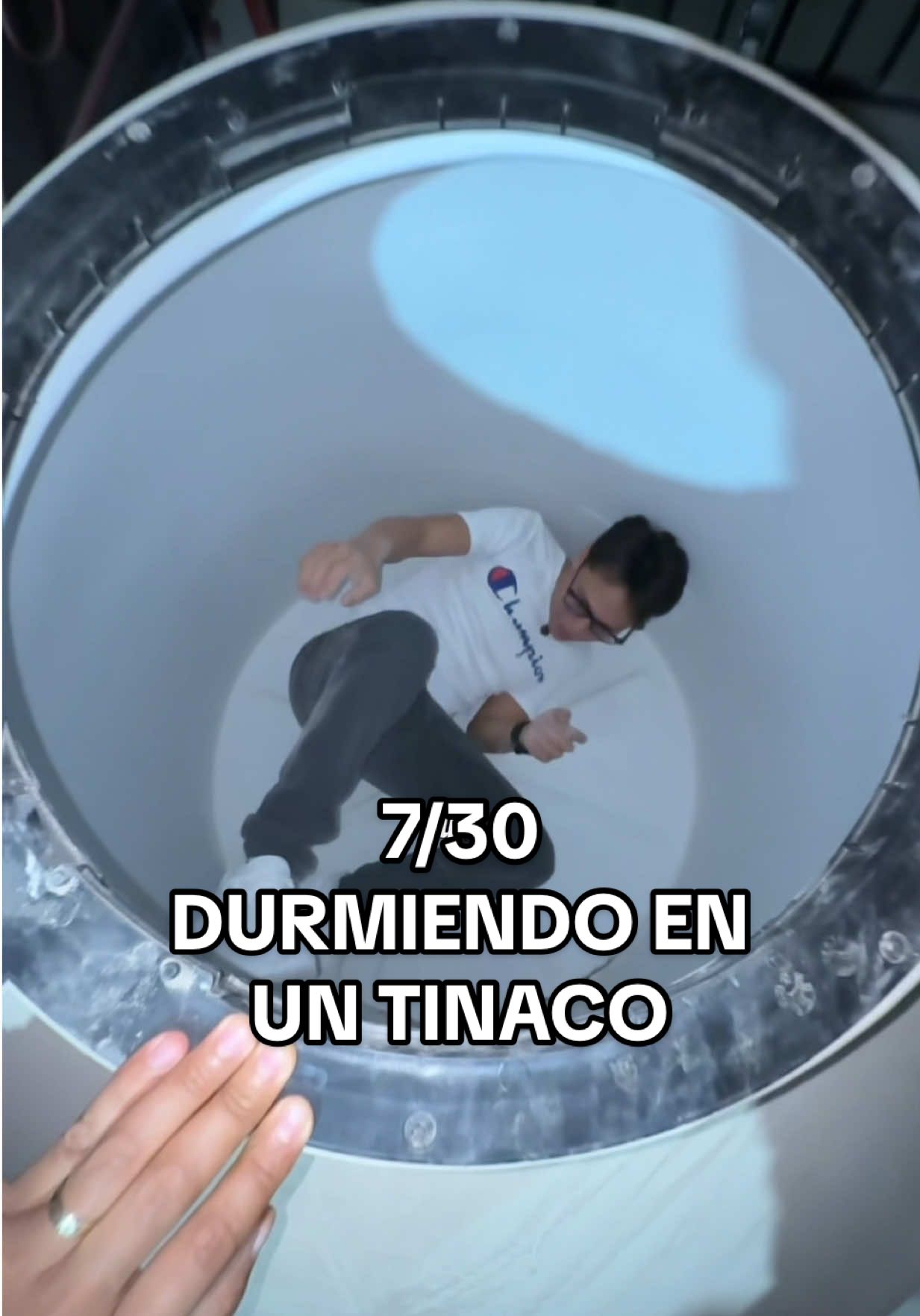 Dia 7/30 durmiendo en los lugares más random del mundo “Un Tinaco” #soyittai #random #elexitoesdios 