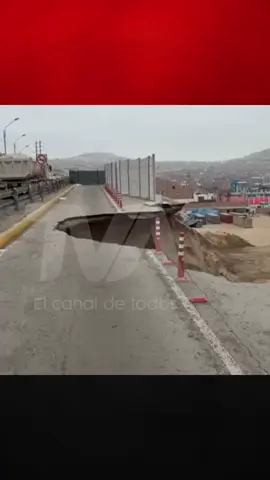 #loultimo🚨 || COLAPSÓ LA AV. NÉSTOR GAMBETA EN EL DISTRITO DE VENTANILLA, vía principal que une de sur a norte a Lima. #tvaelcanaldetodos #viraltiktok #Foradopeligroso #lima 