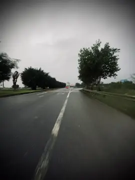 : 我不怪你离开，只怪自己不够重要，让你愿意留下。 