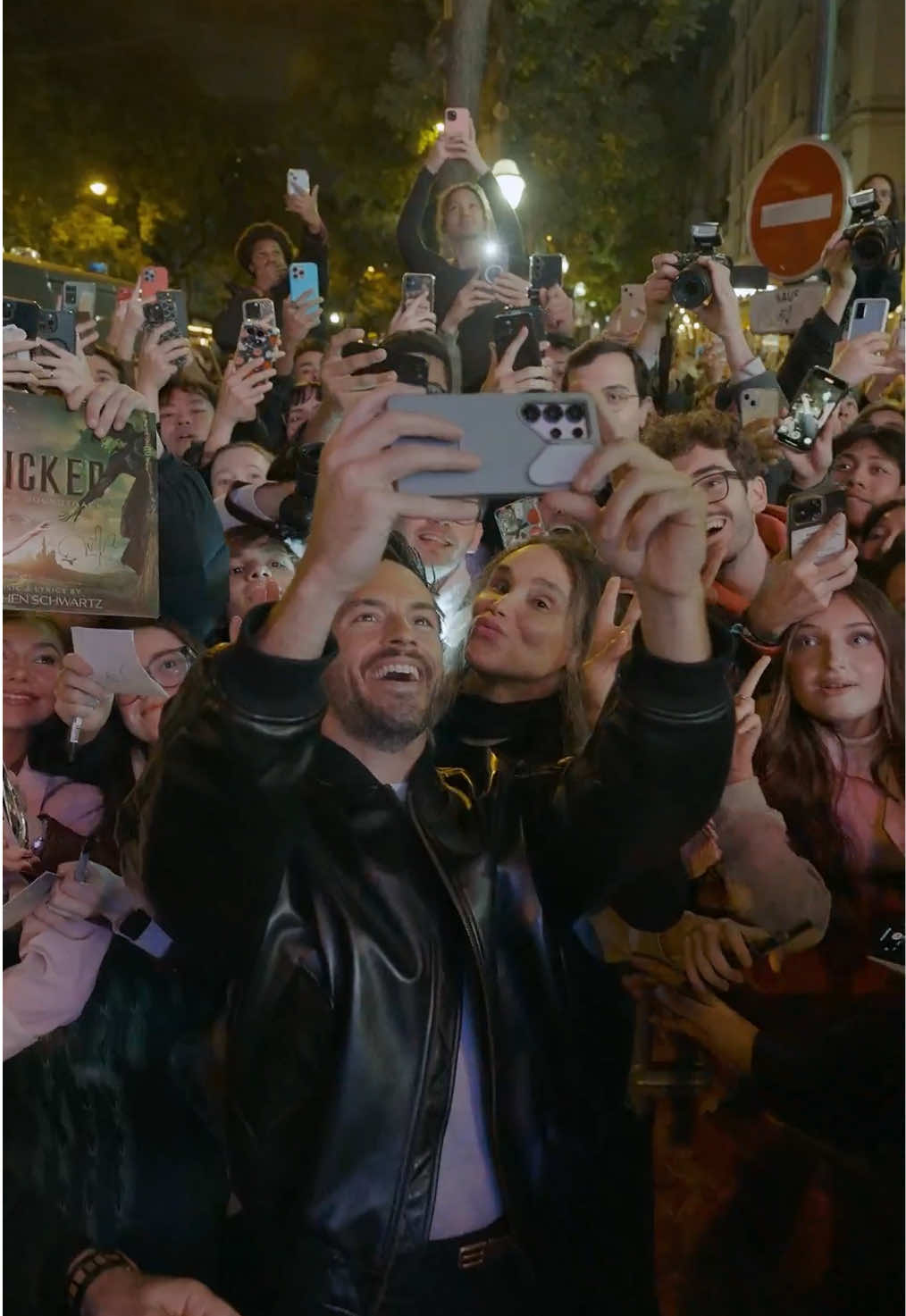 Paris loves Jonathan Bailey! 😎