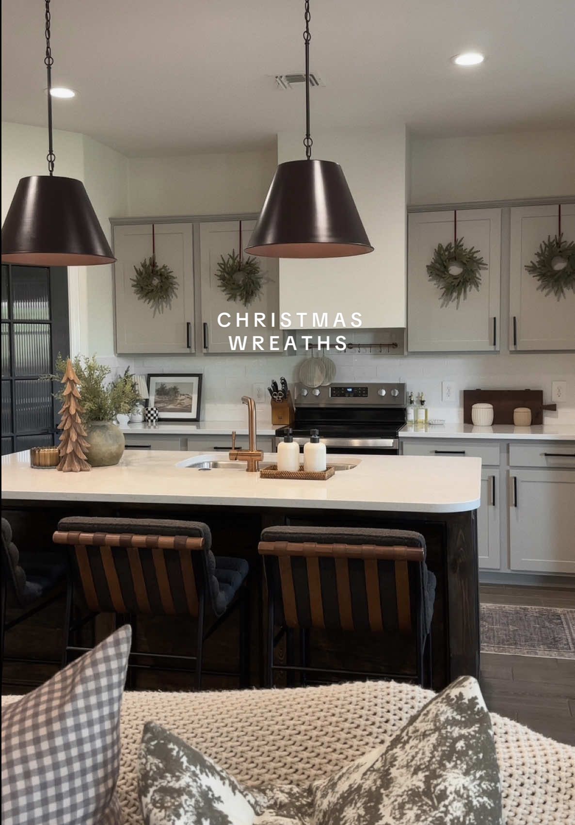 Your sign to add Christmas wreaths to your kitchen cabinets this year! So easy and so cute 🎄❤️🎅🏼✨  #christmaskitchen #christmasdecor #decorateforchristmas #christmasdiy #holidaydecor 