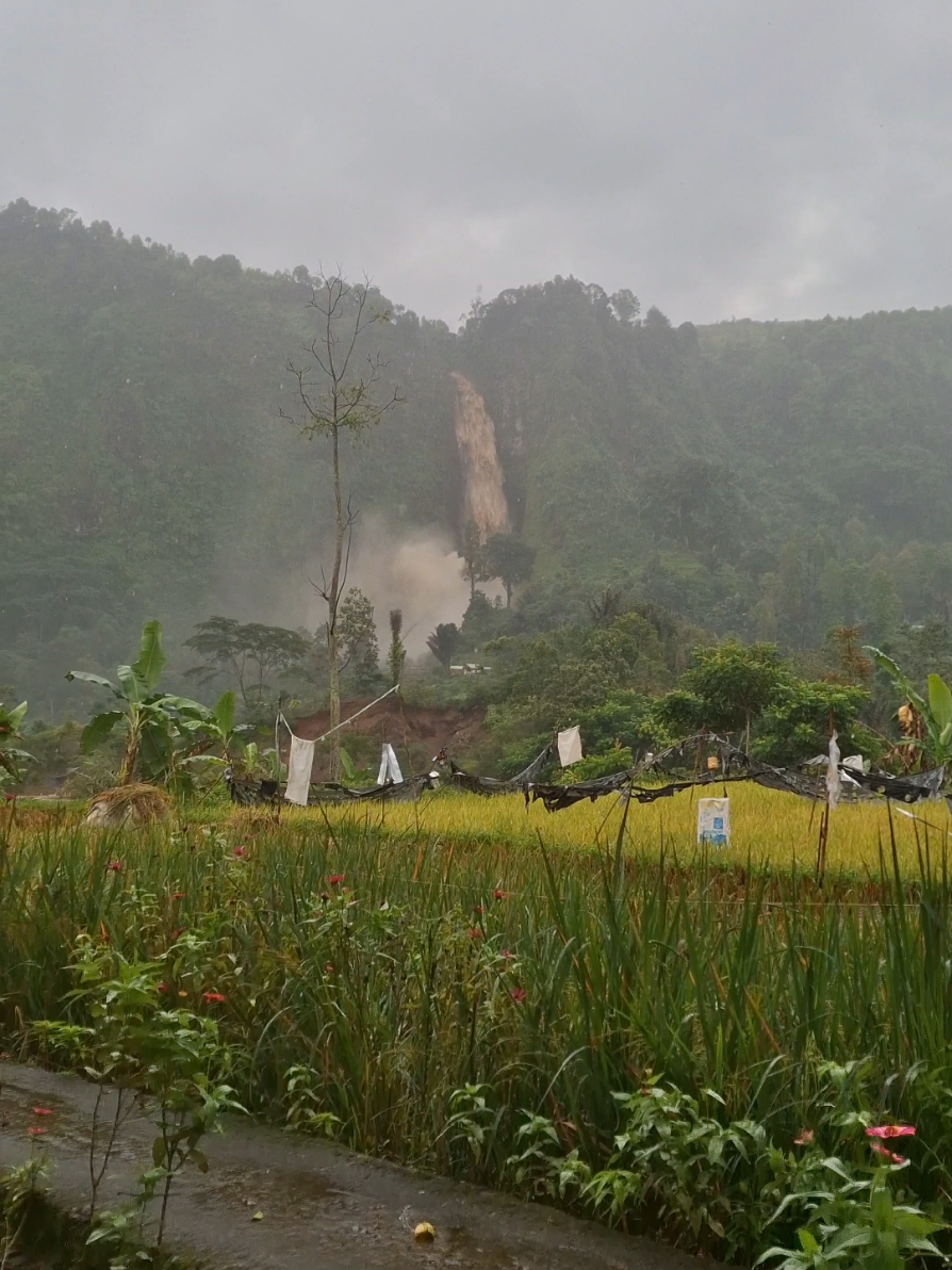hujan deras membuat air terjun keruh