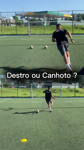 ⚽️ A ambidestria não é uma característica inata para todos, mas pode ser desenvolvida através de treino específico focado na técnica e coordenação de ambos os lados do corpo! 👉 No futebol moderno o atleta ambidestro, que tem a capacidade de usar os dois pés oferece mais opções no jogo, tornando o atleta menos previsível para os adversários.  Segue o @handersonpersonal89 🥇 #futebol #ambidestro #atletas 
