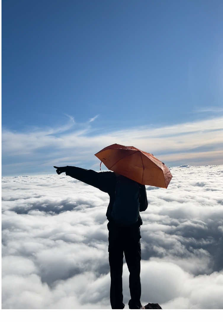 gimana gak ketagihan naik gunung coba orng view nya kek gini🥹 #pendakigunung #fyp #mountains #pendakifomo #promomakan1111 