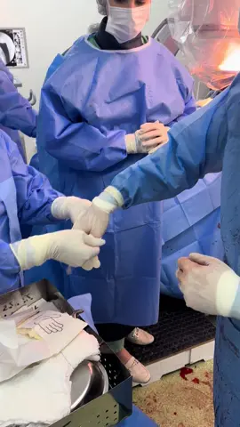 Trocando as luvas do cirurgião Changing the surgeon's gloves #saude #medico #enfermagem #instrumentacao #fisioterapia 