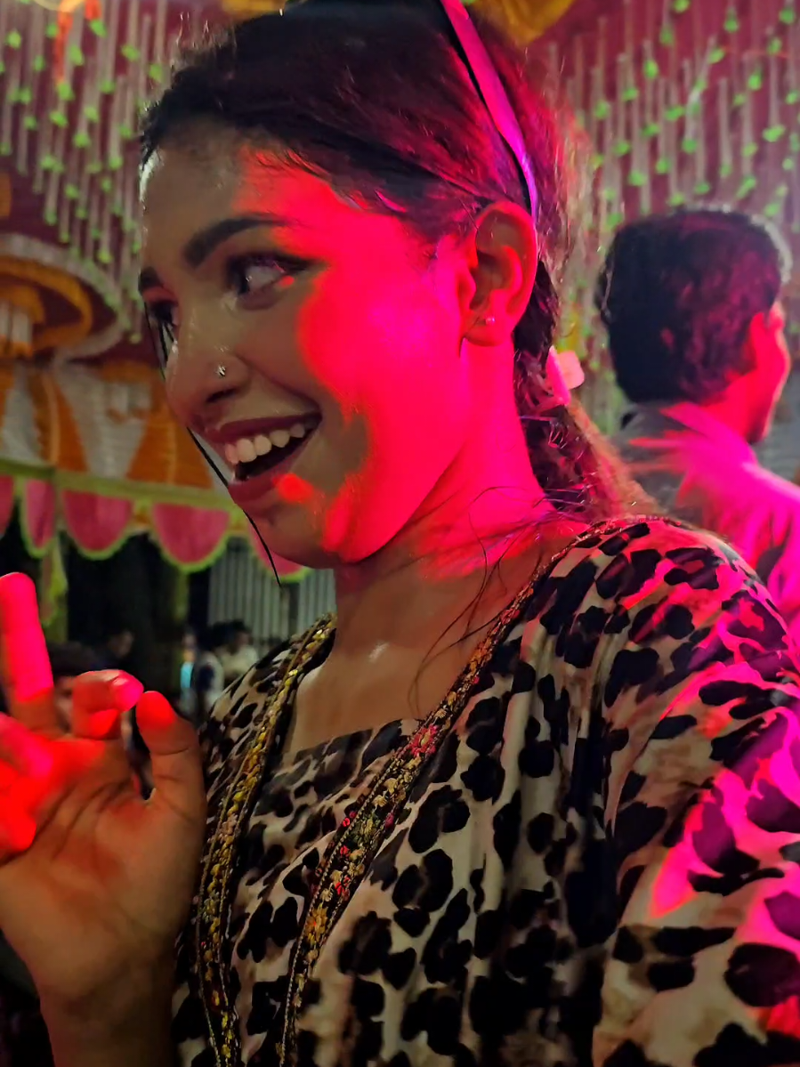 দুই মেয়ে এক ছেলেকে নিয়ে নাচে আগুন লাগালো 🔥💃🕺#ViralDance #TikTokTrend #দুইমেয়েএকছেলে #DanceVibes #TrendingNow 