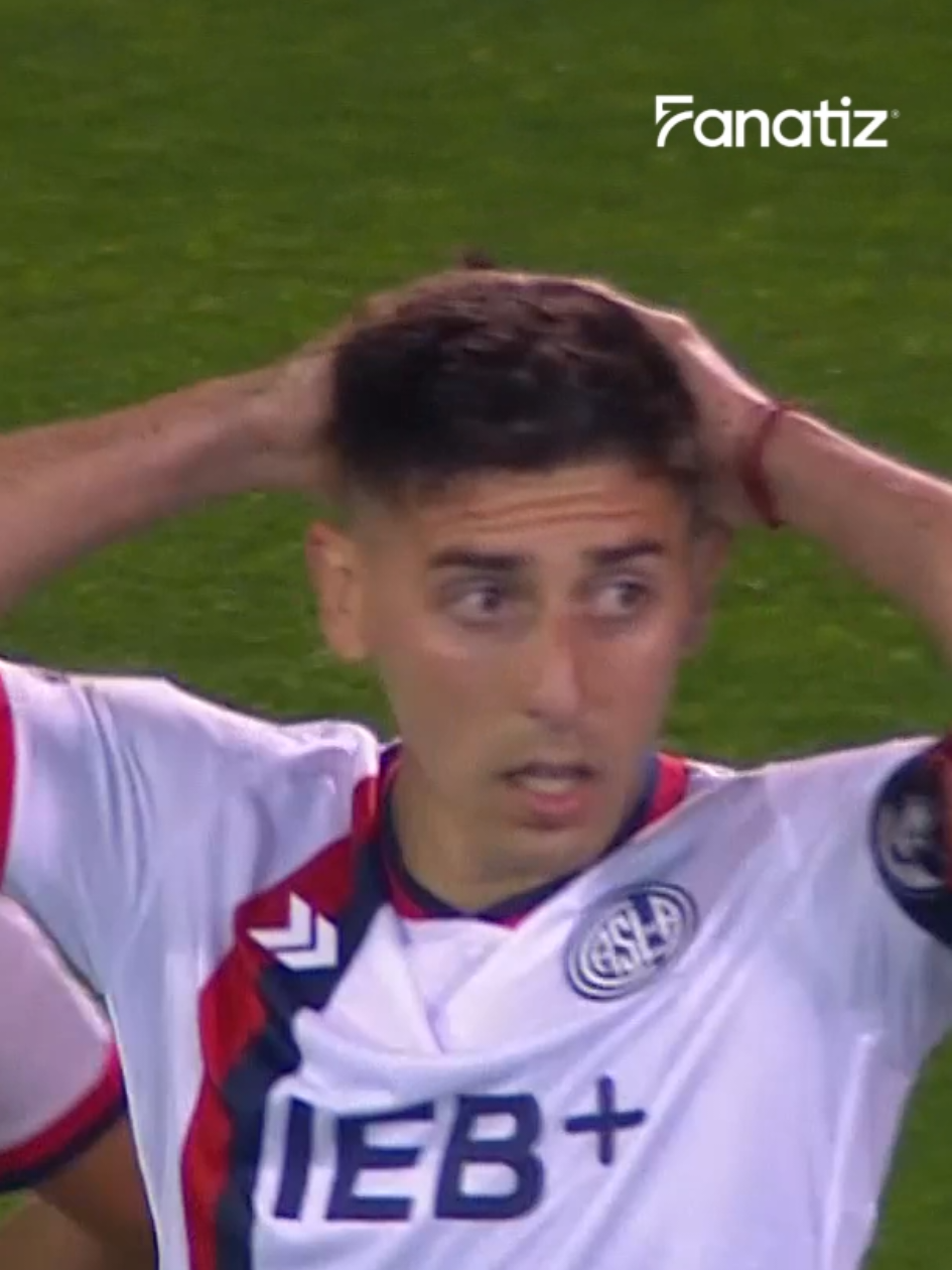 🚨 Gol anulado para el Ciclón Gastón Hernández 🔴🔵 había adelantado a San Lorenzo con un gran cabezazo, pero el juez de línea levantó la bandera: ❌ posición adelantada. El defensor estaba apenas fuera de juego y el 1-0 quedó invalidado.⚽ 📺 Disfrutá el Súperclásico y el fútbol argentino EN VIVO y en HD por #Fanatiz, fuera de 🇦🇷🇧🇷🇨🇱 ⚡ #SanLorenzo #RosarioCentral #LigaProfesional #Fanatiz 