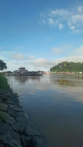 开玩笑呢#လာစားနေတယ် #လာအိုရွှေတြိဂံအထူးစီးပွါးရေးဇုန် 🇱🇦#老挝 #金三角 #特区 #湄公河 #东南亚 #抖音 #上热门 #会火 #fyp #viral #foryou #foryoupage #tiktok #tiktokmyanmar #tiktokchina 