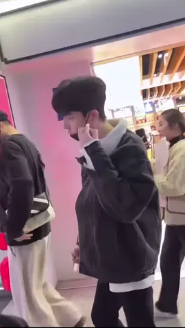 Khi người hâm mộ cho anh ấy xem thứ gì đó trên điện thoại của họ, trước tiên họ sẽ kiểm tra xem tên quản lý để ý không.🖤 #NammôđịatạngvươngBồtáthồihướngcôngĐứcchoYuMengLung🙏  #ĐòilaicônglýchoYuMengLong  #justiceforyumenglong于朦胧 