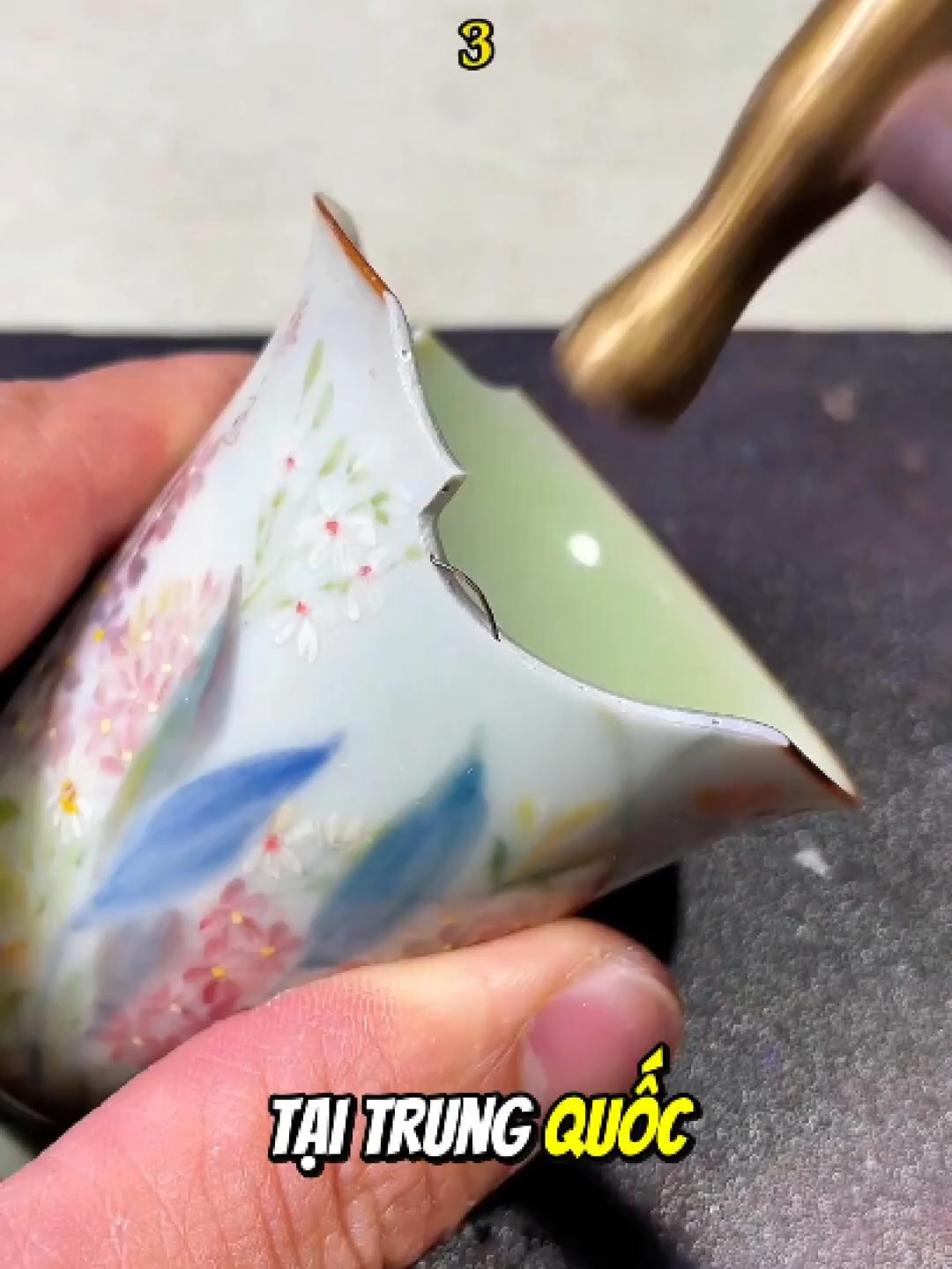 Kiến bộn tiền nhờ ghép đồ vỡ.