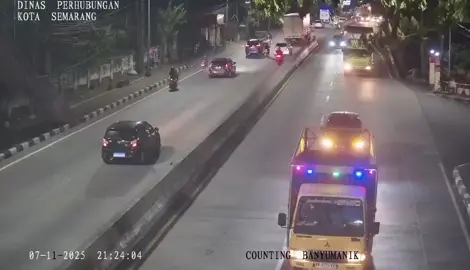 detik detik kecelakaan truck gagal fungsibrem di banyumanik kota semarang alhamdulilah tidak ada korban jiwa.. jumat 7 november 2025 21:30 wib #ungaran #kecelakaan #fyp 