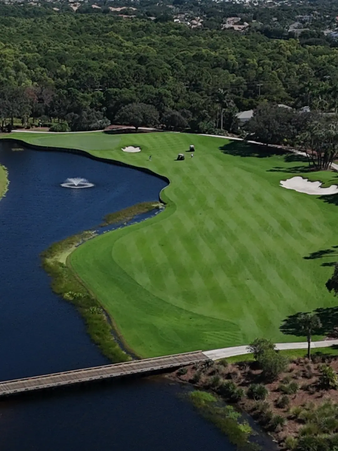 8 Salvation — beauty and danger in perfect balance. Water hugs the entire left side off the tee, and now with the new bulkhead, your second shot demands total commitment. Miss right and you’ll face a delicate pitch from an elevated lie to a green that runs away toward the water. Precision wins here — and credit to the crew for keeping the laser’slocked in every day. 