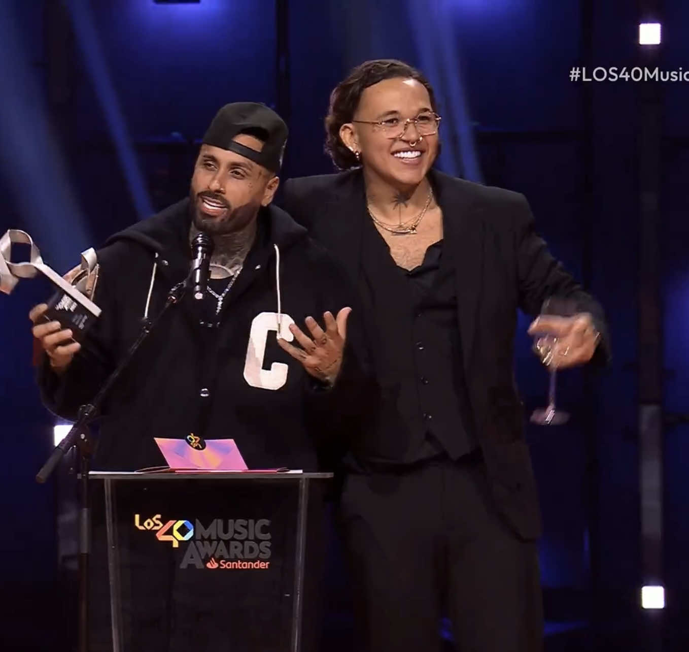 Beéle y Nickyjam Ganadores MEJOR COLABORACIÓN URBANA ❤️‍🔥 en #los40musicawards con #hiekka 💛  #beele #los40musicawardssantander #valencia  