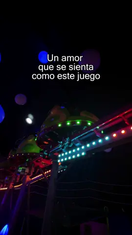 Un amor que se sienta como este juego: nervio bonito al inicio, subida con mariposas, giro que te despeina la rutina y final en carcajada con ganas de repetir.💘💞 ¿Con quién te subirías? Etiquétal@ en los comentarios👇 #atraccionesroca #feria #juegosmecanicos #fyp #parat 