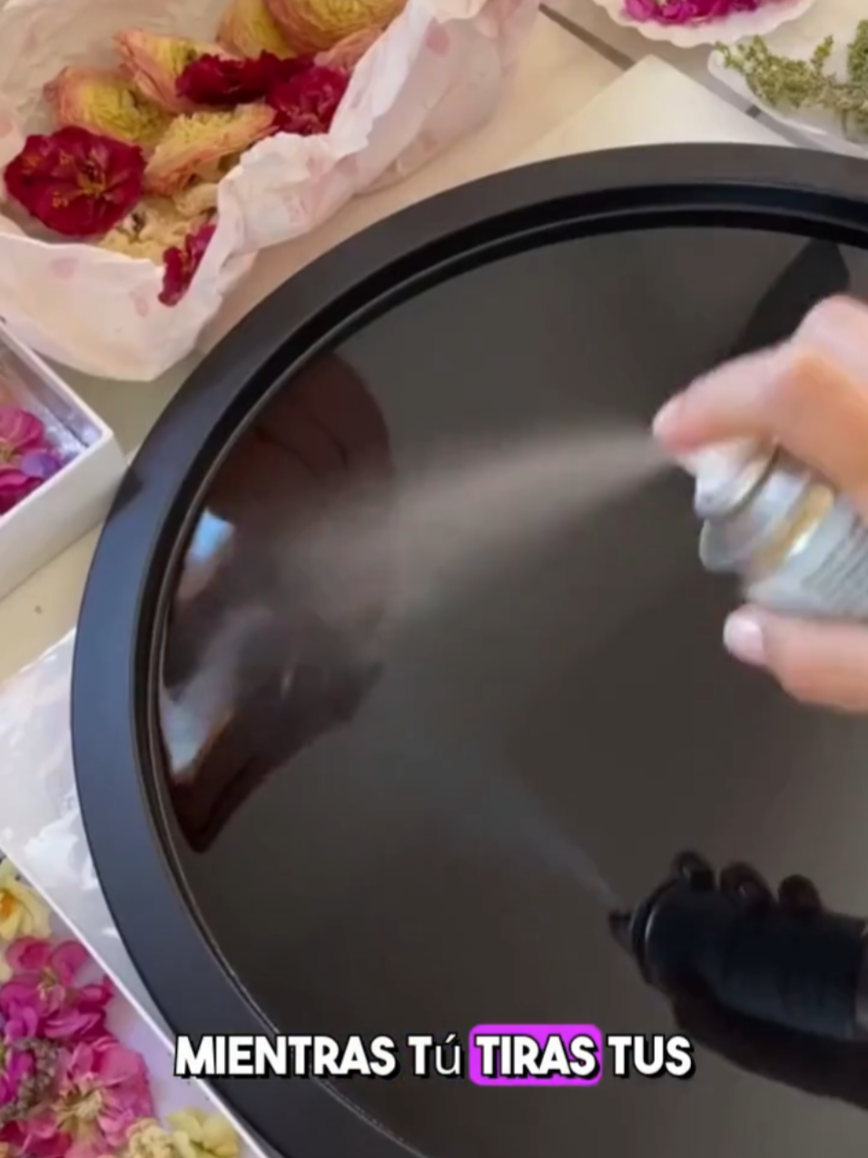 Mientras tú tiras tus flores, otros ya están ganando dinero con ellas 🌸✨ Aprende a crear joyería, fundas y lámparas con flores secas desde casa. Comenta “yo” y descubre el curso online en mi perfil 🏠💖 #FloresSecas #ManualidadesEnCasa #AccesoriosUnicos #EmprendimientoCreativo #DIYConFlores