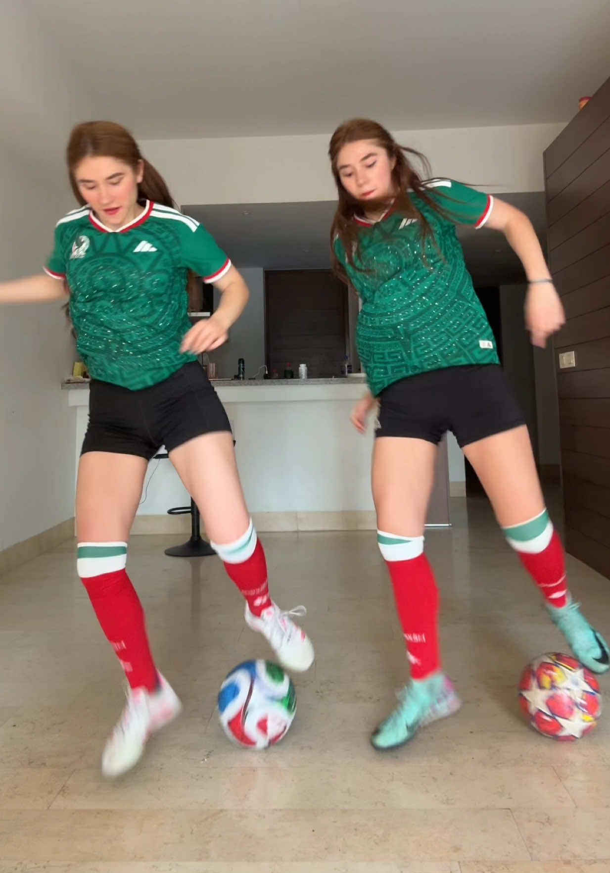 Coordinación de manos y pies jaja ⚽️🤯  #Twins #balón #football #soccergirl #mexicanas 