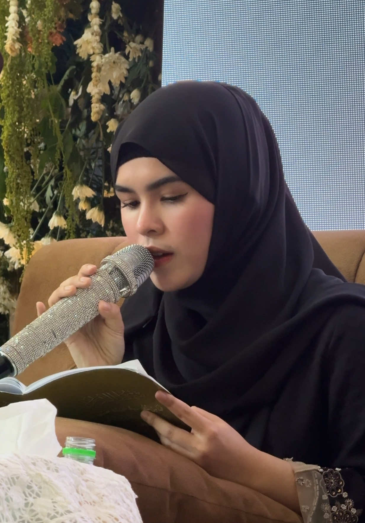 Ada yg tau ini isi dari maulid apa ? Koment di bawah  #nadasikkah #nadahaydar #nengnada #maulid #haydarassegaf 