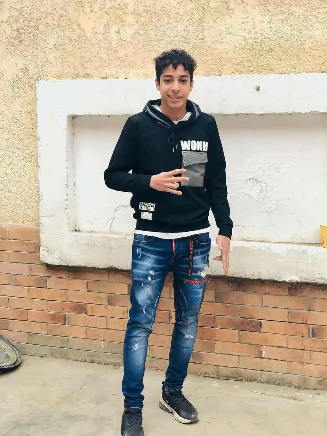 وحشتني يا اوفا والله العظيم وحشني كلامك وهزارك وكل حاجه بفضل ابص عليك مش بلاقيك ولا عارفه اسمع صوتك# كنت ع طول بتقولي هسافر ومش هرجع بس كنت فكراك بتهزر مش بتتكلم بجد وهتمشي وتسبني قلبي مكسور وحروق عليك يا حبيب قلبي نام وارتاح حقك هيجي ياقلب اختك هجيلك واتكلم معاك والله 😭😭😭💔#المعادي_بلدنا #ربنا_يرحمك_ويغفرلك 😭