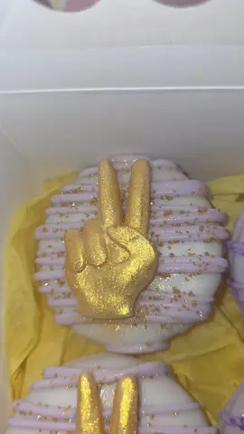 Completamente obsesionadoa con esta combinación de morado y dorado! 🤩 Desde los signos de la paz hasta las notas musicales, estos postres están listos para darlo todo 💜💜💜 #paratiiiiiiiiiiiiiiiiiiiiiiiiiiiiiii #viral #EstéticaMorada #HechoAMano