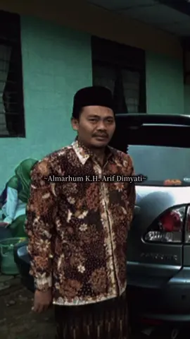 Beliau adalah kh. arif dimyati pengasuh ponpes al wahidi lasem rembang, begitu cepat beliau dipanggil sang maha kuasa karena akhlak dan kecintaannya terhadap santri, alfatiha kagem beliau#Ponpes alwahidi#rembang24jam 